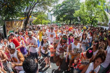 A Prefeitura de Belo Horizonte quer realizar o maior Carnaval da história da cidade. Para isso, mobilizou mais de 4 mil servidores públicos municipais para trabalhar na logística e atendimento aos moradores e foliões, durante todo o feriado A Prefeitura de Belo Horizonte quer realizar o maior Carnaval da história da cidade. Para isso, mobilizou mais de 4 mil servidores públicos municipais para trabalhar na logística e atendimento aos moradores e foliões, durante todo o feriado