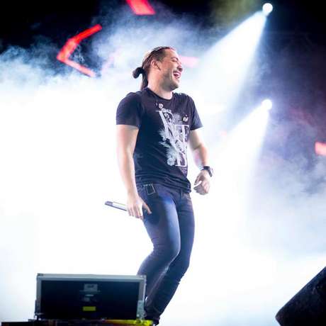 Hoje, Safadão e sua banda fazem 25 apresentações por mês. Nos festejos de São João, em junho, o número ultrapassa a marca dos 40 shows Hoje, Safadão e sua banda fazem 25 apresentações por mês. Nos festejos de São João, em junho, o número ultrapassa a marca dos 40 shows