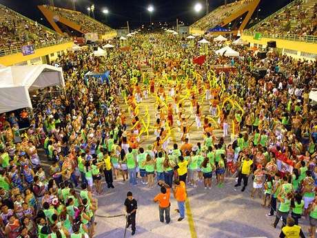 Um dos eventos mais marcantes de Manaus é o Carnaboi, que mistura a tradição indígena com a Festa de Momo. Há 12 anos, a festa atrai milhares de foliões que se divertem nas toadas do Boi-Bumbá, ritmo típico da cultura amazonense Um dos eventos mais marcantes de Manaus é o Carnaboi, que mistura a tradição indígena com a Festa de Momo. Há 12 anos, a festa atrai milhares de foliões que se divertem nas toadas do Boi-Bumbá, ritmo típico da cultura amazonense