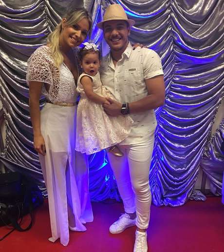 Não é o dinheiro que faz a cabeça de Wesley Safadão, mas sim a sua família: o amor da esposa, a modelo Thyane Dantas, e dos filhos, Yhudy e Ysis Não é o dinheiro que faz a cabeça de Wesley Safadão, mas sim a sua família: o amor da esposa, a modelo Thyane Dantas, e dos filhos, Yhudy e Ysis
