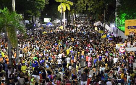 Entre os dias 6 e 8, a cidade se concentra na Av. Duarte da Silveira para assistir os desfiles e apresentações do chamado Carnaval Tradição, que mistura escolas de samba, tribos indígenas, orquestras, ursos carnavalescos e batucadas Entre os dias 6 e 8, a cidade se concentra na Av. Duarte da Silveira para assistir os desfiles e apresentações do chamado Carnaval Tradição, que mistura escolas de samba, tribos indígenas, orquestras, ursos carnavalescos e batucadas