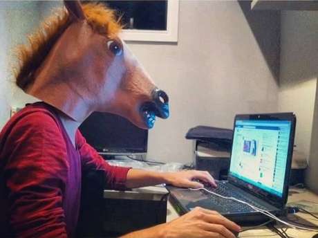 Além dos diversos vídeos paródias, a febre do Harlem Shake produziu uma explosão de vendas de máscaras de cabeça de cavalo, utilizada na produção original Além dos diversos vídeos paródias, a febre do Harlem Shake produziu uma explosão de vendas de máscaras de cabeça de cavalo, utilizada na produção original
