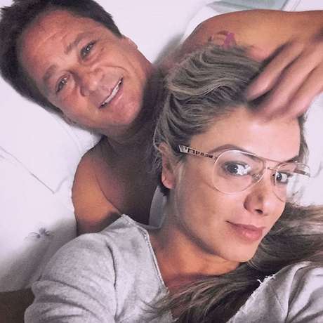 Há quase 20 anos juntos, Leonardo e Poliana Rocha sabem conciliar carreira e relacionamento como ninguém. Ela é assessora dele e ainda se dá super bem com os fãs do cantor Há quase 20 anos juntos, Leonardo e Poliana Rocha sabem conciliar carreira e relacionamento como ninguém. Ela é assessora dele e ainda se dá super bem com os fãs do cantor