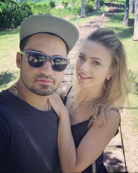 Casado com Mikelly Medeiros desde 2012, o cantor Fernando Zor (da dupla Fernando e Sorocaba) já compôs uma música para a esposa e lançou um clipe com ela para contar a história do casal. Juntos, têm uma filha de 1 ano, a Alice Casado com Mikelly Medeiros desde 2012, o cantor Fernando Zor (da dupla Fernando e Sorocaba) já compôs uma música para a esposa e lançou um clipe com ela para contar a história do casal. Juntos, têm uma filha de 1 ano, a Alice