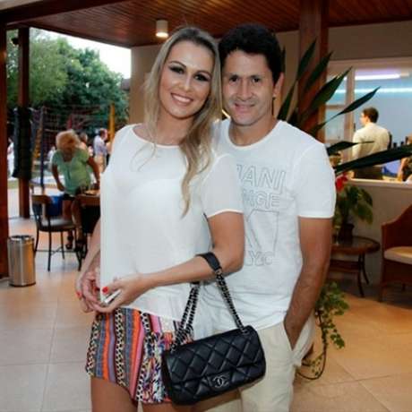 Blogueira de moda e uma das melhores amigas de Zilu, Tati Moreto é a lindíssima musa inspiradora de Gian, sertanejo que canta músicas ao lado de Giovani Blogueira de moda e uma das melhores amigas de Zilu, Tati Moreto é a lindíssima musa inspiradora de Gian, sertanejo que canta músicas ao lado de Giovani