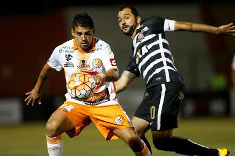 Danilo disputa lance com Escalona