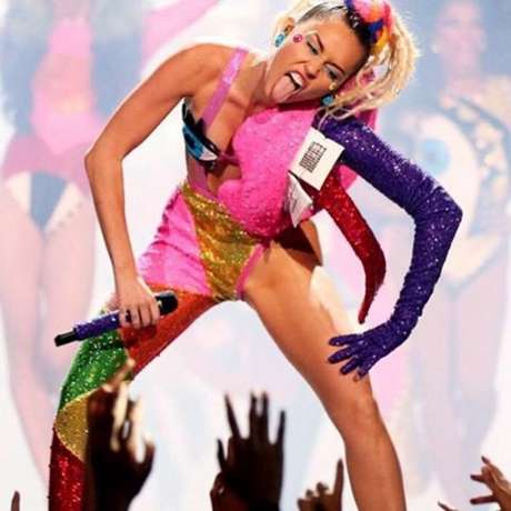 “Eu era uma adulta quando deveria ser uma criança. Então agora sou uma adulta agindo como uma criança”, disse ela em entrevista à revista Harper’s Bazaar, reforçando ainda que a série Hannah Montana a obrigou a amadurecer rápido demais. “Eu era uma adulta quando deveria ser uma criança. Então agora sou uma adulta agindo como uma criança”, disse ela em entrevista à revista Harper’s Bazaar, reforçando ainda que a série Hannah Montana a obrigou a amadurecer rápido demais.
