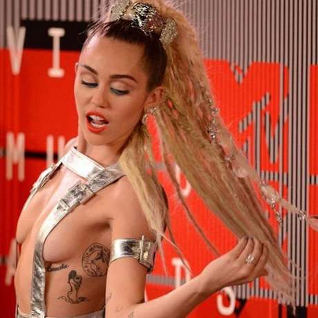 Sempre na mira dos holofotes, Miley gosta mesmo é de causar e aparecer. Seus modelitos são sempre muito comentados por revelarem demais Sempre na mira dos holofotes, Miley gosta mesmo é de causar e aparecer. Seus modelitos são sempre muito comentados por revelarem demais