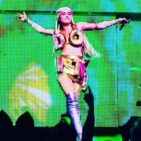 Em shows, a cantora veste pouca roupa, mas usa e abusa de outros elementos que ajudam a compor o cenário e transmitir o espírito de suas músicas Em shows, a cantora veste pouca roupa, mas usa e abusa de outros elementos que ajudam a compor o cenário e transmitir o espírito de suas músicas