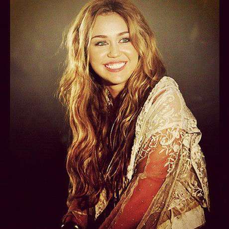 A bela entrou para o mundo da fama em 2001, aos 9 anos, mas ficou mais conhecida em 2006 por interpretar Miley Stewart/Hannah Montana na série da Disney Channel, Hannah Montana A bela entrou para o mundo da fama em 2001, aos 9 anos, mas ficou mais conhecida em 2006 por interpretar Miley Stewart/Hannah Montana na série da Disney Channel, Hannah Montana