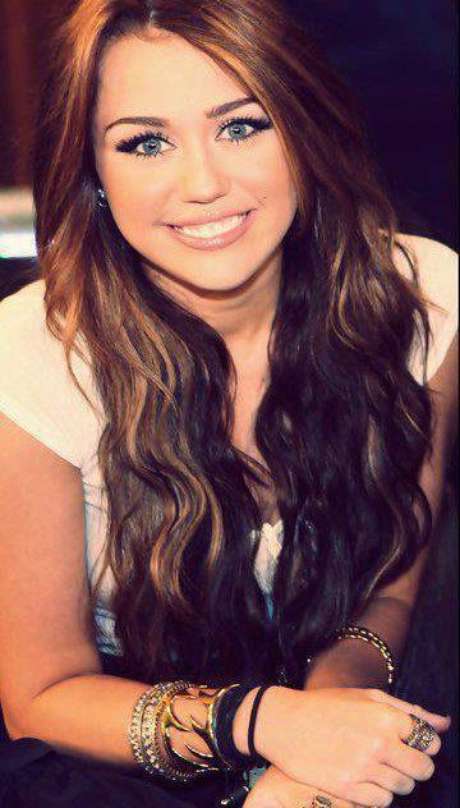 Após lançar diversos álbuns como a personagem do seriado, em 2007 lançou seu primeiro álbum de estúdio próprio, Meet Miley Cyrus, que lhe rendeu o primeiro lugar na Billboard 200 Após lançar diversos álbuns como a personagem do seriado, em 2007 lançou seu primeiro álbum de estúdio próprio, Meet Miley Cyrus, que lhe rendeu o primeiro lugar na Billboard 200