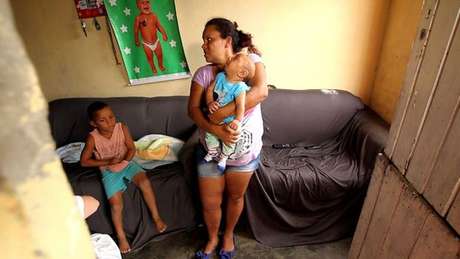 O bebê só teve a microcefalia descoberta 2 meses após nascer. Hoje, aos 4 meses, ainda aguarda a fisioterapia 