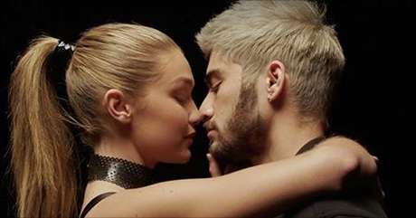 O clipe de Pillowtalk, que chegou junto com a música, mostra um artista muito mais maduro e seguro de si. No vídeo, o cantor protagoniza cenas picantes com a própria namorada, a modelo Gigi Hadid, com quem está desde o início do ano O clipe de Pillowtalk, que chegou junto com a música, mostra um artista muito mais maduro e seguro de si. No vídeo, o cantor protagoniza cenas picantes com a própria namorada, a modelo Gigi Hadid, com quem está desde o início do ano