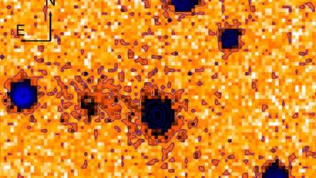 A galáxia de origem está no centro desta imagem em negativo e colorida artificialmente, registrada pelo telescópio Subaru.
