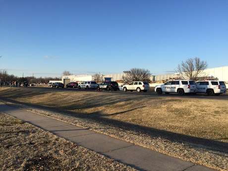 En esta imagen de KWCH-TV se observan vehículos policiales al lado del camino tras el reporte de un tiroteo en Hesston, Kansas el jueves 25 de febrero de 2016.