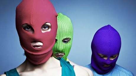 Em 17 de agosto de 2012, as três integrantes do Pussy Riot, Maria Alyokhina, Nadezhda Tolokonnikova e Ekaterina Samoutsevitch foram condenadas e receberam penas de dois anos de prisão Em 17 de agosto de 2012, as três integrantes do Pussy Riot, Maria Alyokhina, Nadezhda Tolokonnikova e Ekaterina Samoutsevitch foram condenadas e receberam penas de dois anos de prisão