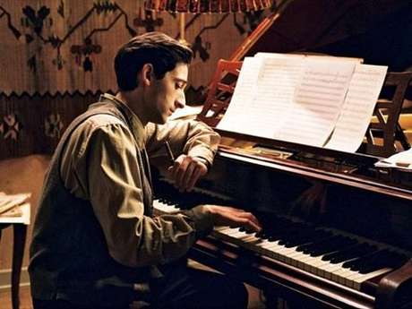 Para dar vida ao personagem real Wladyslaw Szpilman, Adrien Brody se submeteu a uma profunda preparação. Além de perder cerca de 15 kg, ele também aprendeu a tocar peças de Chopin no piano Para dar vida ao personagem real Wladyslaw Szpilman, Adrien Brody se submeteu a uma profunda preparação. Além de perder cerca de 15 kg, ele também aprendeu a tocar peças de Chopin no piano