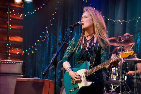 Meryl Streep surpreendeu ao aparecer em cena tocando baixo e guitarra. O desafio foi grande. Foi preciso meses de concentração para aprender a tocar direitinho e fazer bonito no filme Meryl Streep surpreendeu ao aparecer em cena tocando baixo e guitarra. O desafio foi grande. Foi preciso meses de concentração para aprender a tocar direitinho e fazer bonito no filme