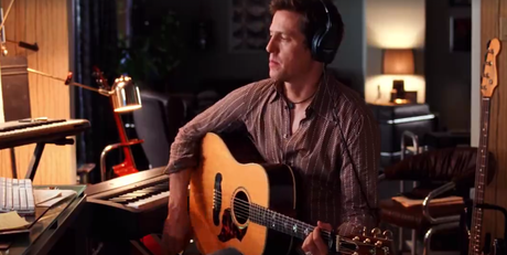 Um dos protagonistas de Letra e Música, Hugh Grant teve de encarar aulas de canto, dança e piano para estrelar o filme Um dos protagonistas de Letra e Música, Hugh Grant teve de encarar aulas de canto, dança e piano para estrelar o filme