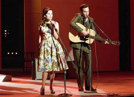 Para viver o cantor e compositor norte-americano Johnny Cash, Phoenix passou por seis meses de aulas de canto com o produtor musical T-Bone Burnett Para viver o cantor e compositor norte-americano Johnny Cash, Phoenix passou por seis meses de aulas de canto com o produtor musical T-Bone Burnett