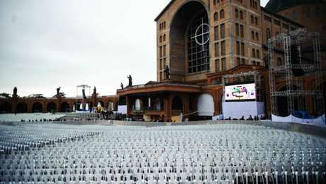Área interna da basílica de Aparecida abriga 30 mil pessoas; capacidade para celebrações na área externa é de 300 mil 