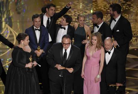 From left to right, Nicole Rocklin, Michael Sugar, Blye Pagon Faust, Steve Golin and members of the cast and crew of & # x201C; Spotlight & # x201D; receive the Oscar for best pel & # xed FILM Sunday 28 February 2016 at the Dolby Theatre in Los Angeles. 