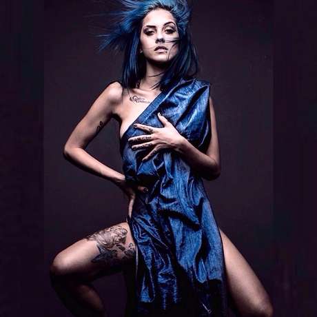 A musa de cabelo azul desmistifica o preconceito sobre mulheres no funk com músicas que reivindicam os direitos femininos A musa de cabelo azul desmistifica o preconceito sobre mulheres no funk com músicas que reivindicam os direitos femininos