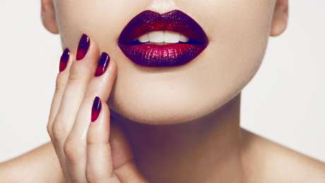 Batom roxo é uma das tendências de maquiagem para o outono/inverno 2016 
