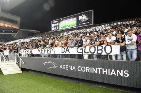 Torcida do Corinthians voltou a protestar contra preços de ingressos e horários de jogos