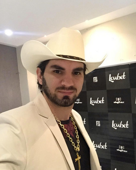Com um estilo cowboy, Loubet não abre mão do trio bota, chapéu e cinturão Com um estilo cowboy, Loubet não abre mão do trio bota, chapéu e cinturão