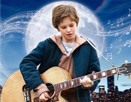No filme, Evan Taylor foge do orfanato onde mora para procurar pelos pais, guiado apenas pela esperança No filme, Evan Taylor foge do orfanato onde mora para procurar pelos pais, guiado apenas pela esperança