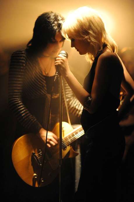 O filme se passa entre 1975 e 1977 e é narrado pela principal vocalista da banda, Cherie Currie, vivida por Dakota Fanning O filme se passa entre 1975 e 1977 e é narrado pela principal vocalista da banda, Cherie Currie, vivida por Dakota Fanning
