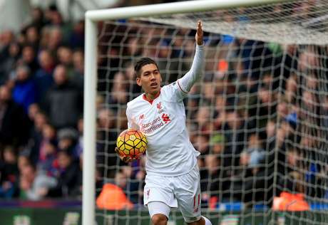 El jugador del Liverpool, Roberto Firmino, celebra tras anotar el primer gol de su equipo frente al Crystal Palace, durante el partido de la Liga Premier inglesa entre ambos clubes en el estadio Selhurst Park, en Londres, el domingo 6 de marzo de 2016. Liverpool venció 2-1 al Crystal Palace.