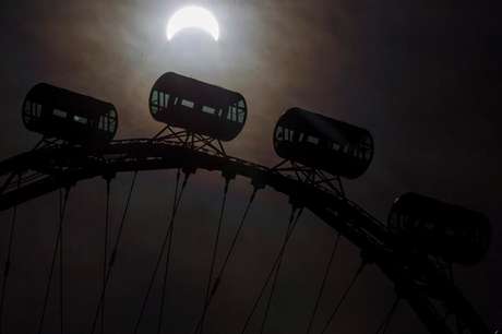 Vista del eclipse desde una noria en Singapur