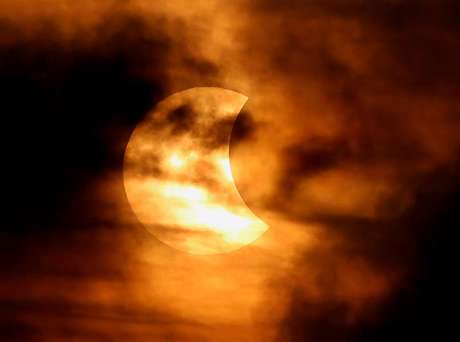 Vista de un eclipse parcial de sol en Bangkok (Tailandia)