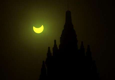 Momento del eclipse solar tras el templo de Prambanan en Yogyakarta (Indonesia)