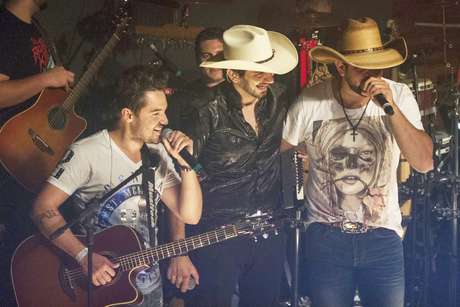 Guga W Gerchmann / Divulgação Quando Loubet convidou a dupla Fernando & Sorocaba para subir ao palco, o pessoal se animou ainda mais. Juntos, os três cantaram um dos hits do momento – Vira Lata