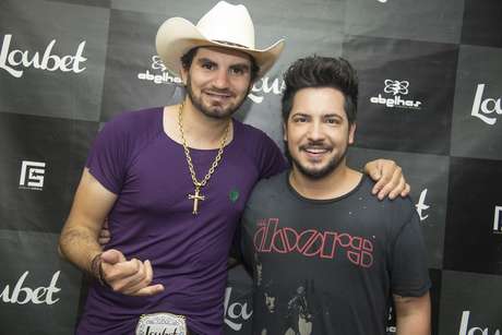 Guga W Gerchmann / Divulgação Logo no camarim, Loubet recebeu a visita de Thiago, que mais tarde cantou junto com a companheira de dupla, Thaeme, Já Se Foi Setembro