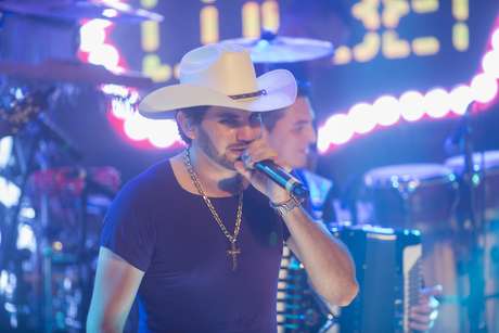 Guga W Gerchmann / Divulgação Loubet apareceu aos gritos de “lindo” e, mal começou a cantar a primeira música, já ganhou a plateia com sua voz marcante, o jeito simples e seu estilo de cowboy