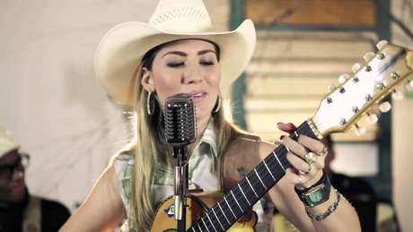 Recém-chegada ao mundo da música, Bruna Viola já mostrou seu talento e capacidade de desbancar os homens que dominam o gênero. A loira de 1,71 m chegou soltando a voz e conquistando espaço no sertanejo Recém-chegada ao mundo da música, Bruna Viola já mostrou seu talento e capacidade de desbancar os homens que dominam o gênero. A loira de 1,71 m chegou soltando a voz e conquistando espaço no sertanejo