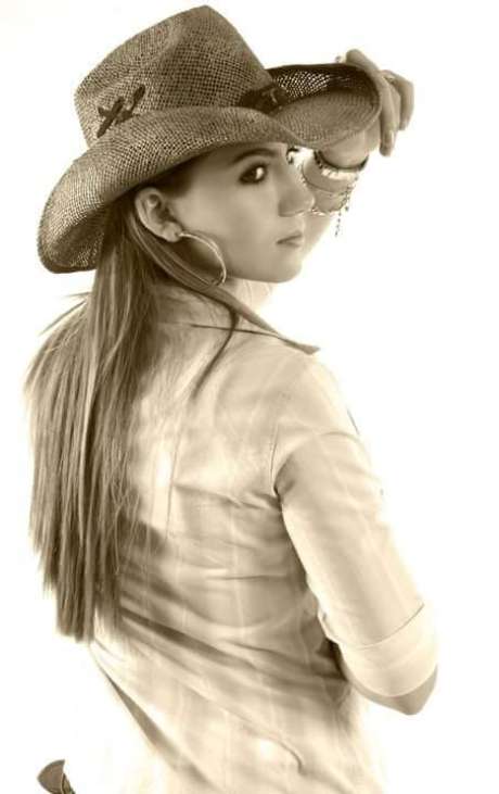 Carinhosamente apelidada de Flor Mato-grossense, Bruna adotou o nome Viola, instrumento que toca em todos os shows e seu preferido, como sobrenome artístico Carinhosamente apelidada de Flor Mato-grossense, Bruna adotou o nome Viola, instrumento que toca em todos os shows e seu preferido, como sobrenome artístico