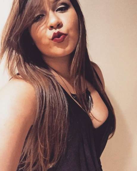 Dona de um estilo próprio e cheia de carisma, Marília vai um pouco na contramão do padrão estético estabelecido por outras cantoras do gênero, mas nem por isso chama menos atenção. A gata adora exibir as curvas com shorts, decotes e vestidos curtos que são o maior sucesso no palco e na internet Dona de um estilo próprio e cheia de carisma, Marília vai um pouco na contramão do padrão estético estabelecido por outras cantoras do gênero, mas nem por isso chama menos atenção. A gata adora exibir as curvas com shorts, decotes e vestidos curtos que são o maior sucesso no palco e na internet