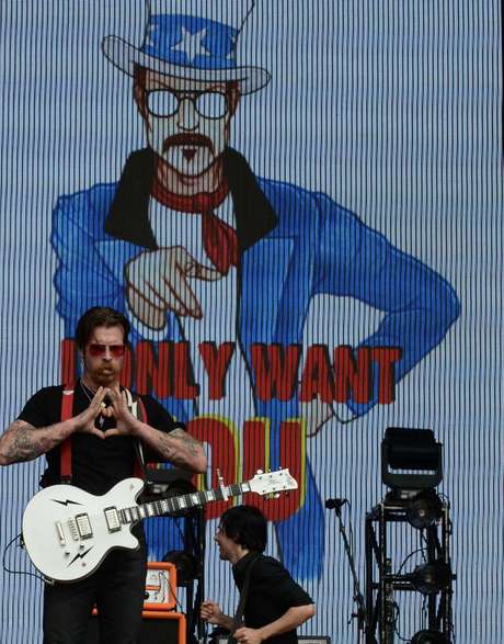 Vocalista da banda Eagles of Death Metal fez gestos e comentários picantes aos fãs Vocalista da banda Eagles of Death Metal fez gestos e comentários picantes aos fãs