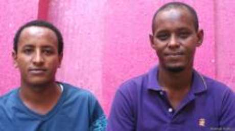 Animal Politico / BBCBrasil.com Hashed (esquerda), da Eritreia, e Ismael, da Somália, se conheceram no Panamá e viajaram junto até o México. Foto cortesia Animal Político.