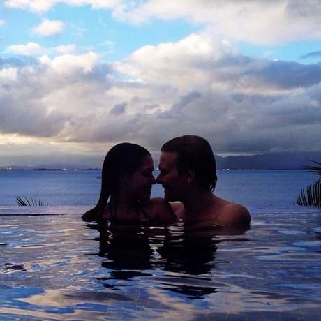 Por meio do Instagram dos pombinhos é possível acompanhar a rotina do casal. Amantes de viagens, os dois sempre mostram aos fãs os lugares turísticos por onde passam, em fotos capazes de deixar qualquer um babando Por meio do Instagram dos pombinhos é possível acompanhar a rotina do casal. Amantes de viagens, os dois sempre mostram aos fãs os lugares turísticos por onde passam, em fotos capazes de deixar qualquer um babando