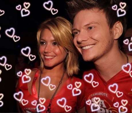 Os dois se conheceram no Carnaval do Rio de Janeiro, em 2012 e demoraram dois meses para assumir o romance, mas não teve jeito, o amor falou mais alto Os dois se conheceram no Carnaval do Rio de Janeiro, em 2012 e demoraram dois meses para assumir o romance, mas não teve jeito, o amor falou mais alto