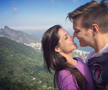 Os dois não se desgrudam e vivem se declarando nas redes sociais. A atriz costuma acompanhar Teló em diversos shows pelo Brasil e pelo mundo e ele é todo orgulho quando visita a bela no set de gravações da Rede Record Os dois não se desgrudam e vivem se declarando nas redes sociais. A atriz costuma acompanhar Teló em diversos shows pelo Brasil e pelo mundo e ele é todo orgulho quando visita a bela no set de gravações da Rede Record