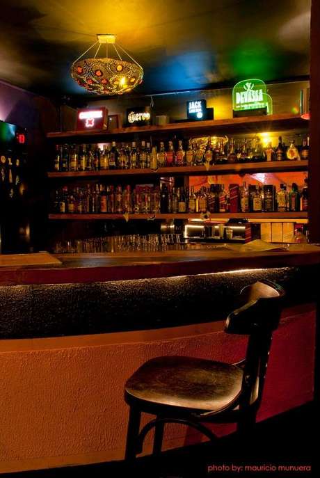 Com um clima descontraído e intimista, no piso inferior do local encontra-se o bar, ideal para comemorar aniversários, com uma música que possibilita a conversa entre os convidados e cadeiras aconchegantes Com um clima descontraído e intimista, no piso inferior do local encontra-se o bar, ideal para comemorar aniversários, com uma música que possibilita a conversa entre os convidados e cadeiras aconchegantes