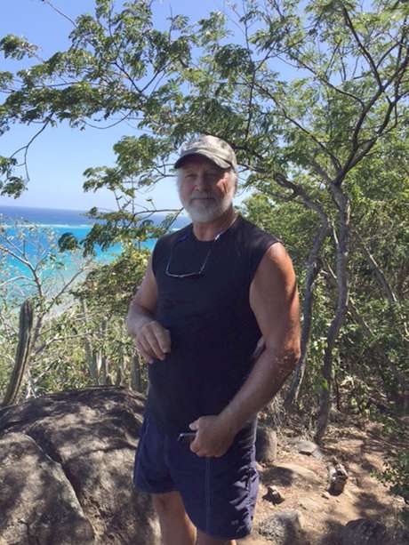 Foto del 6 de marzo del 2015 suministrada por Donna Thompson que muestra a su marido David Thompson en Virgen Gorda, Islas Vírgenes Británicas. Thompson, de 68 años, sobrevivió a una odisea en el mar tras nadar durante siete horas y llegar a la costa de Puerto Rico. Viajaba solo en su velero cuando una ola enorme lo tiró al mar.