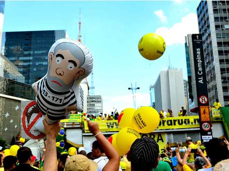 Chance de Dilma cair chega a 75% Cover-3016